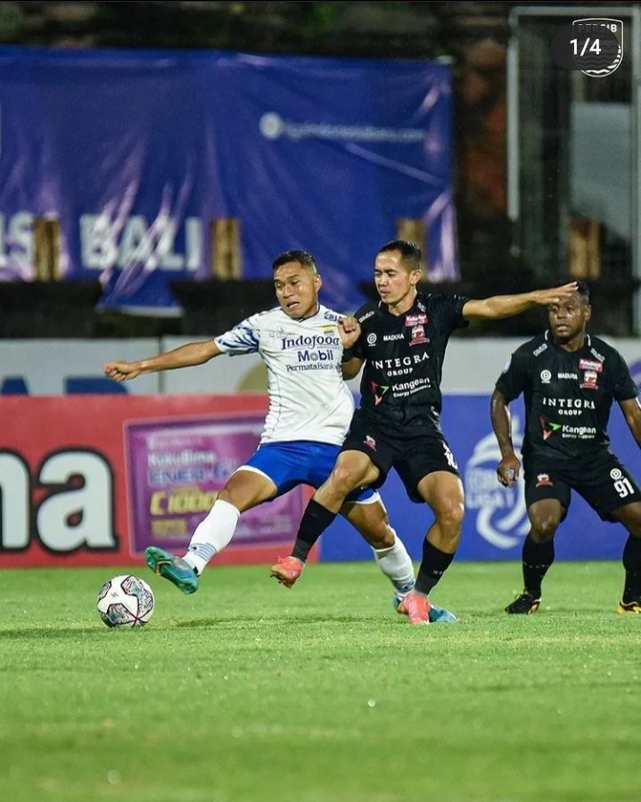 Hampir Imbang, Persib Bandung Menang Dramatis 3-2 atas Madura United